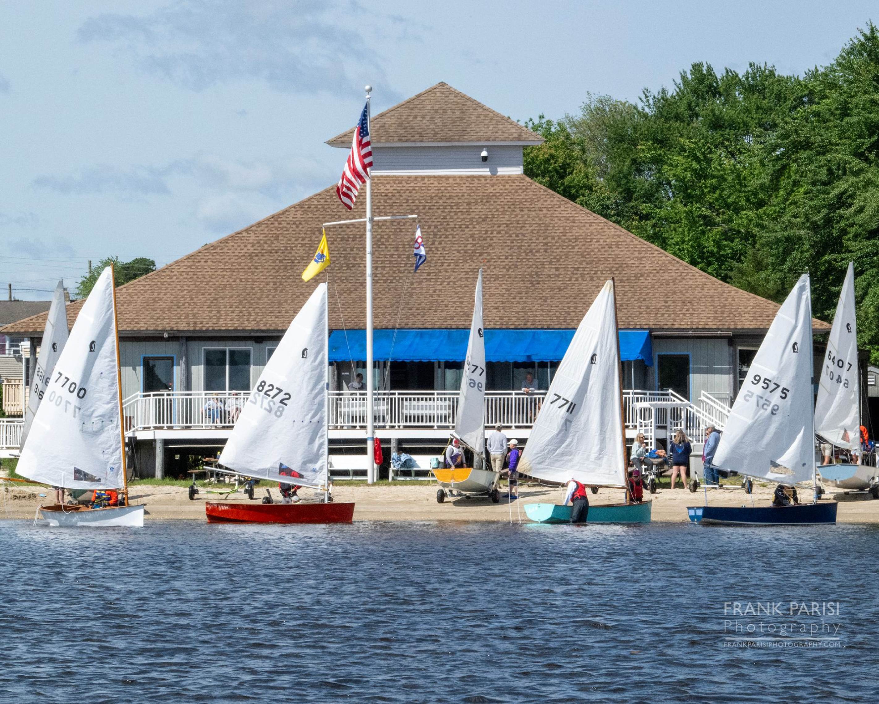 A group of sailboats on a lake

AI-generated content may be incorrect.